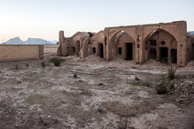 روستای اقتخاریه از توابع شهرضا، براساس سرشماری مرکز آمار ایران در سال ۱۳۸۵، جمعیت آن زیر سه خانوار بوده‌است و در حال حاضر به علت خشکسالی خالی از سکنه شده است.